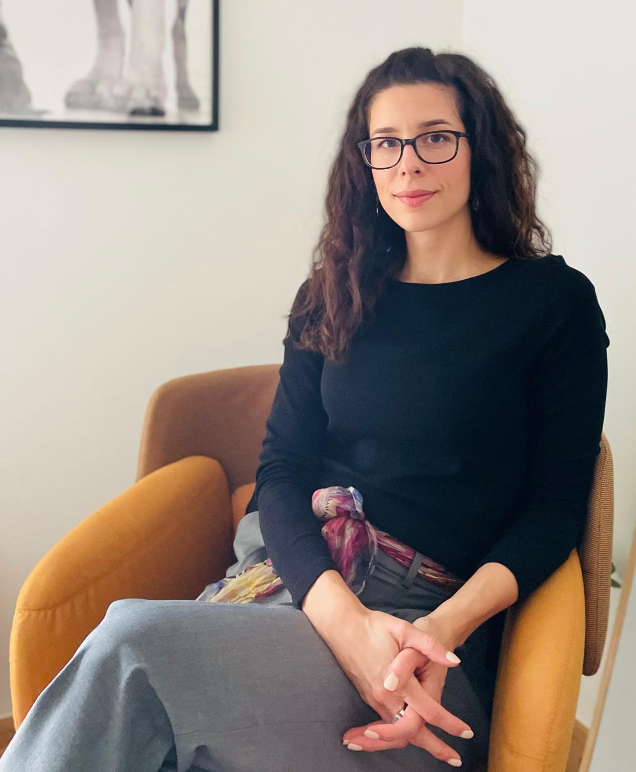 Tara Pavić Futač -magistra psihologije i certificirana transakcijska analitičarka u području psihoterapije, nasmijana i srdačna.